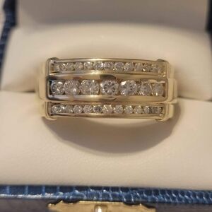 Men's Elegant Gold and Diamond Ring